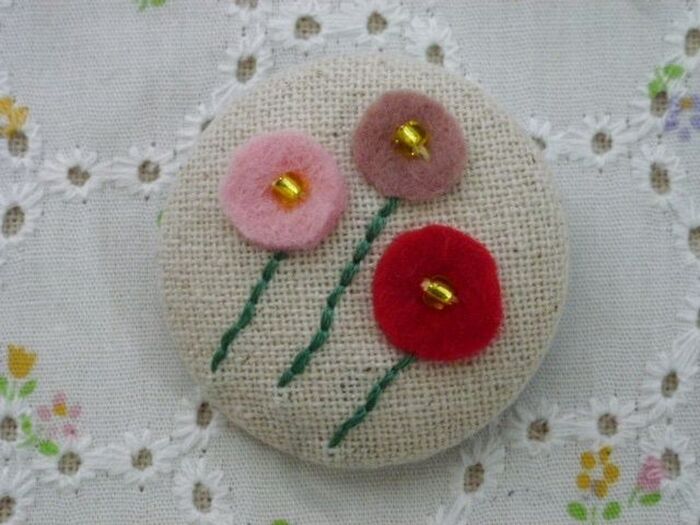 プレゼントにも!100均クルミボタンで作るお花のブローチ