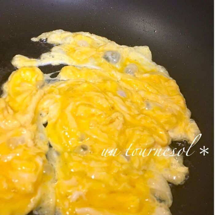 ③ごま油で卵に風味を!