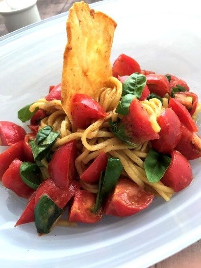バジルとたっぷりトマトでイタリアンなまぜそば チーズガレット添え