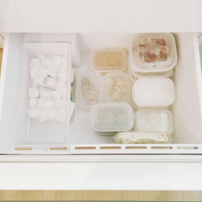 透明タッパーに食材をいれ冷凍庫で保管する