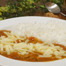 ラム肉のトマトカレー私のヴィーガンシュレッド乗せ