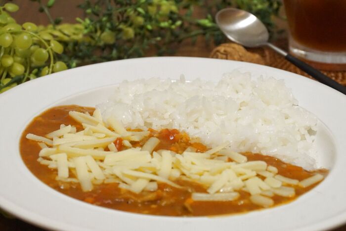 ラム肉のトマトカレー私のヴィーガンシュレッド乗せ