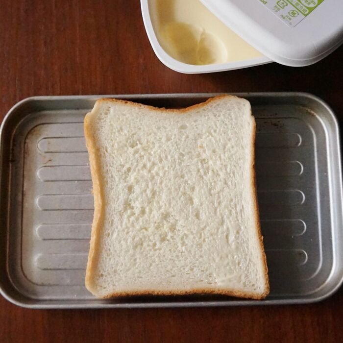 食パンにバターを塗ります。