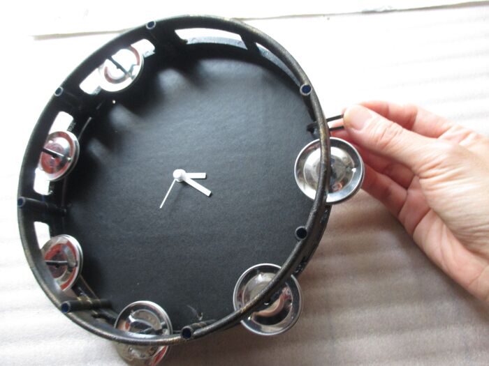 ⑦4か所くらいキリで穴をあけ、結束バンドでタンバリンとくっつける。