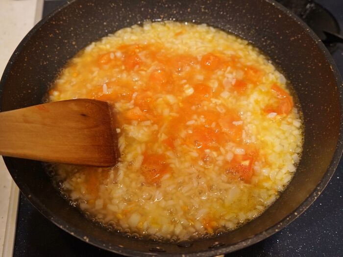 ごはんを加えて煮詰めます。