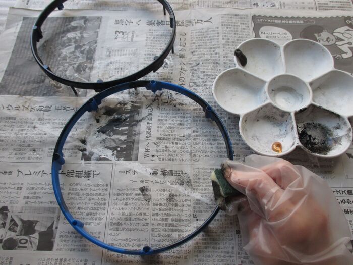 ③タンバリンの輪っかにアイアン風ペイントをする。