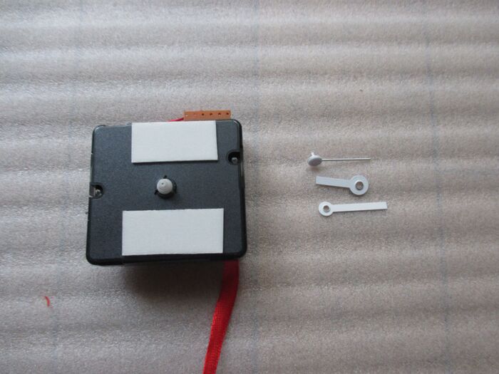 作り方①時計をドライバーで分解して、針を外す。