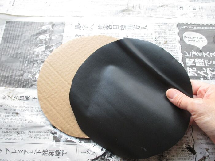 ④段ボールをタンバリンの大きさにカットし、黒板シートを貼る。