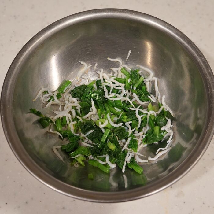 ほうれん草を茹でてシラスと和えます。