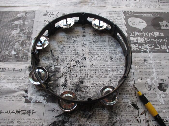 ③ドライバーでねじを取り付け、もとの形に戻す。