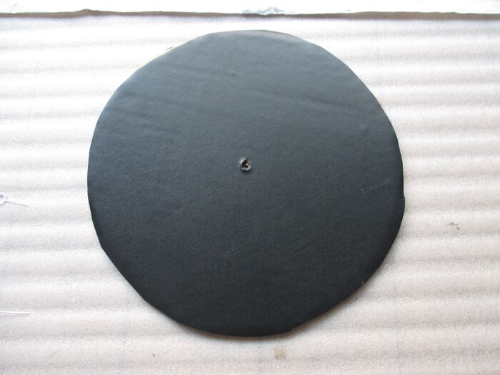 ⑤真ん中にキリで穴をあける。