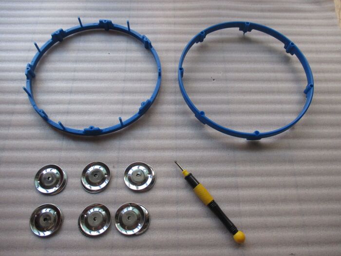 ②タンバリンをドライバーで分解する。