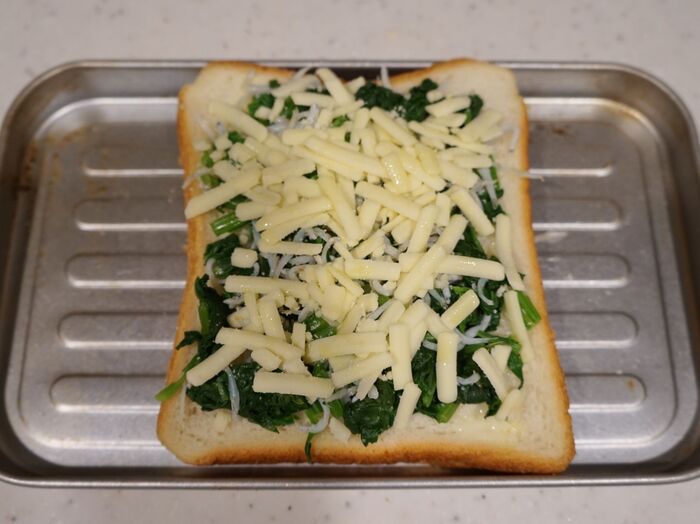 ピザ用チーズをのせてこんがり焼きます!