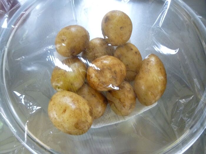 耐熱ボウルとキッチンペーパーを用意して。