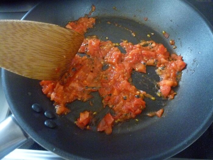 微塵切りのトマトをフライパンで水分を抜く。
