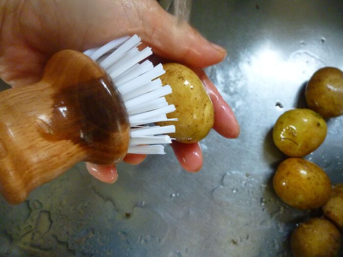 皮をよくたわしで洗う。