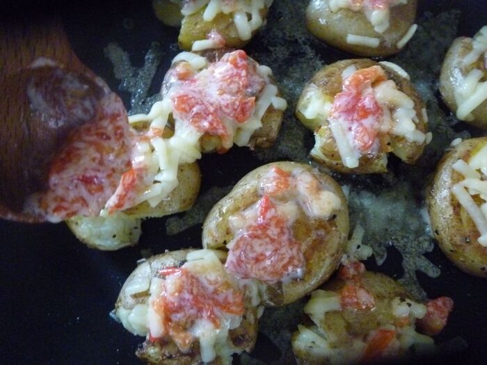 ヴィーガンソフトハニートマトソースを上に載せる。