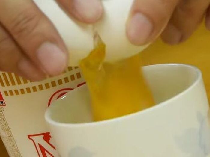 ■作り方1.コップに卵とスープを入れ、かき混ぜます