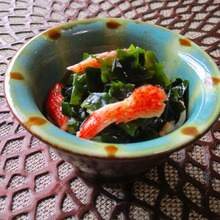 作り方2ステップの節約レシピ!かにかまとボイルわかめの酢の物♪