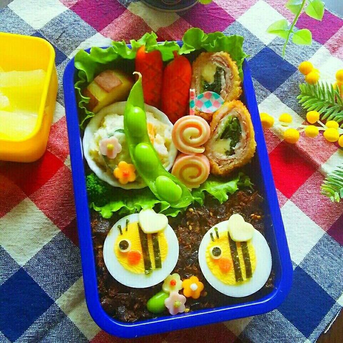 《キャラ弁》のせるだけ~ゆで卵でハチさんの春弁当