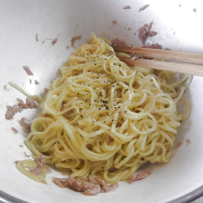 麺を茹でて味付けします。