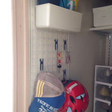 100均グッズ3つでできる! 玄関の壁面を使った収納アイデア