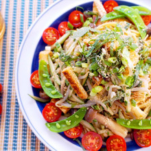 【ラ王レシピ】ヘルシー♪カリカリじゅわっな揚げ入り夏まぜそば