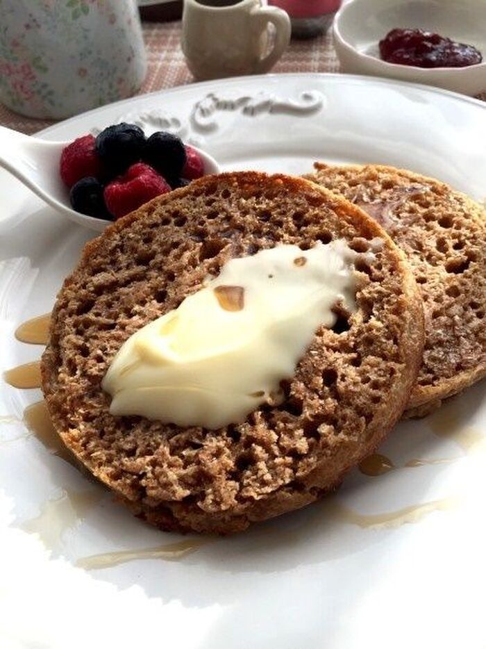 ヴィーガン発祥の国イギリスのフライパンで焼くパン!クランペットとたっぷりヴィーガンソフト