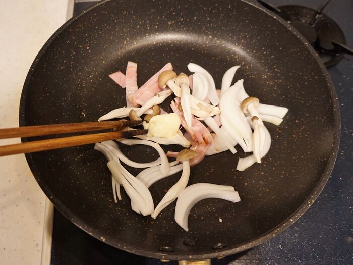 ヴィーガンソフトで炒めます。