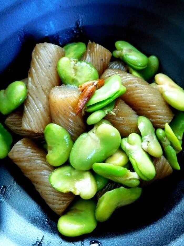 切り込み入りのねじりこんにゃくとそら豆の甘辛煮
