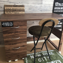 勉強机をsalut!のリメイクシートでナチュラルから男前マットウォルナットにリメイク♪