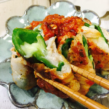 乳アレルゲン対応レシピ♡子供大好きピーマンのヴィーガンシュレッド豚肉包み〜ガーリックトマト