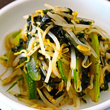 お財布にやさしい「もやしときゅうりのナムル」。