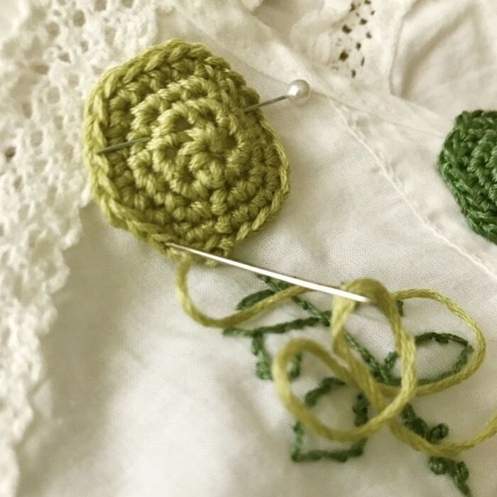 刺繍糸編みのパーツをつける