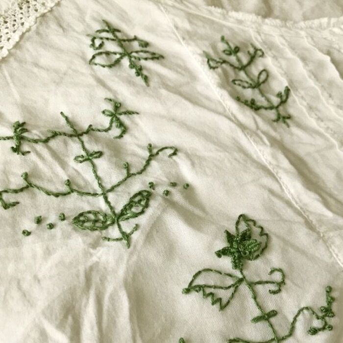 ブラウスに刺繍をする