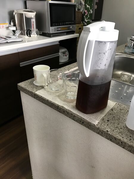 キッチンカウンターに子供用ドリンクバーを設けました
