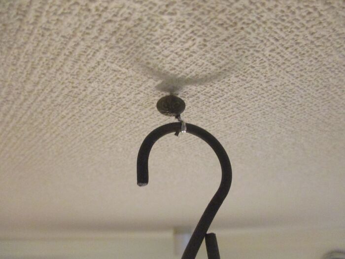 天井には押しピンとワイヤーで取り付けました。
