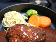 お肉屋さんの、粗びきハンバーグステーキ。