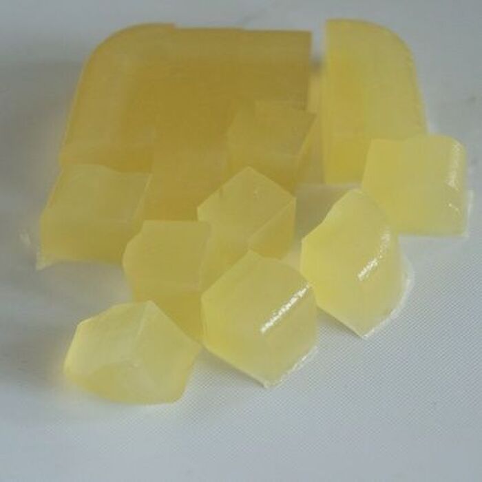 2 ジュースかんを切ります。