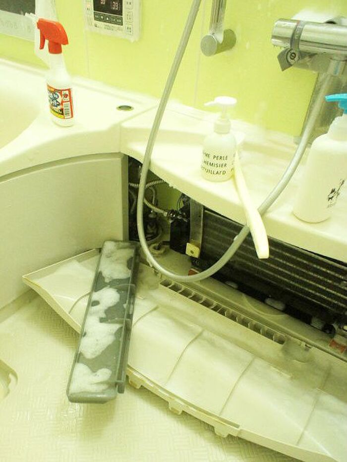 カビを楽に撃退!消毒用エタノールで、お風呂の天井やパッキンのカビ取り