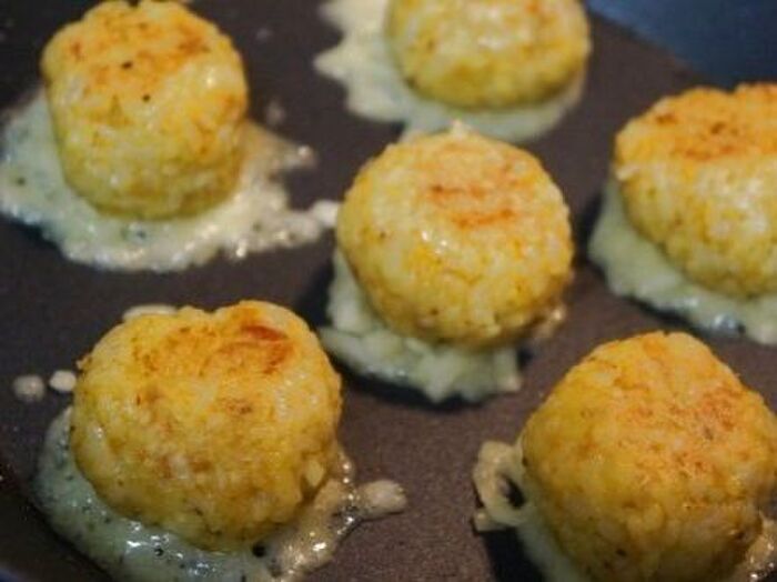 8.おにぎりを乗せる。