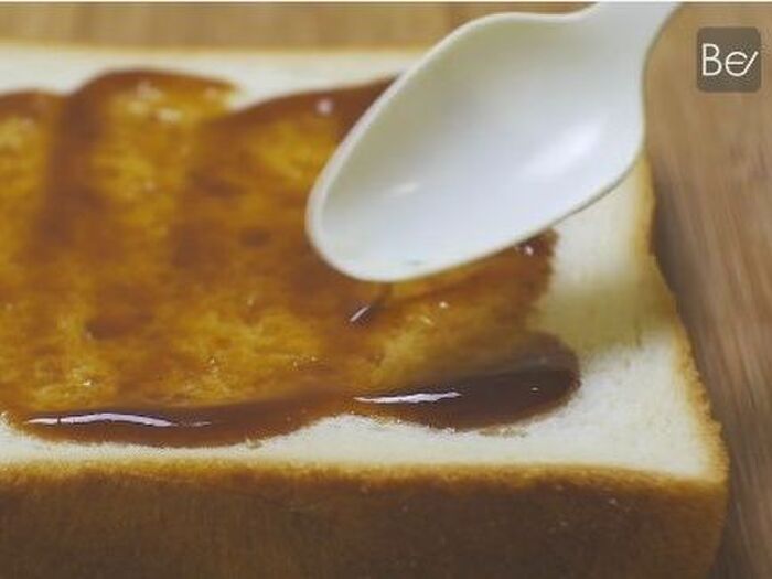 トーストアレンジレシピの作り方9 トーストにお好み焼きのソースを塗ります