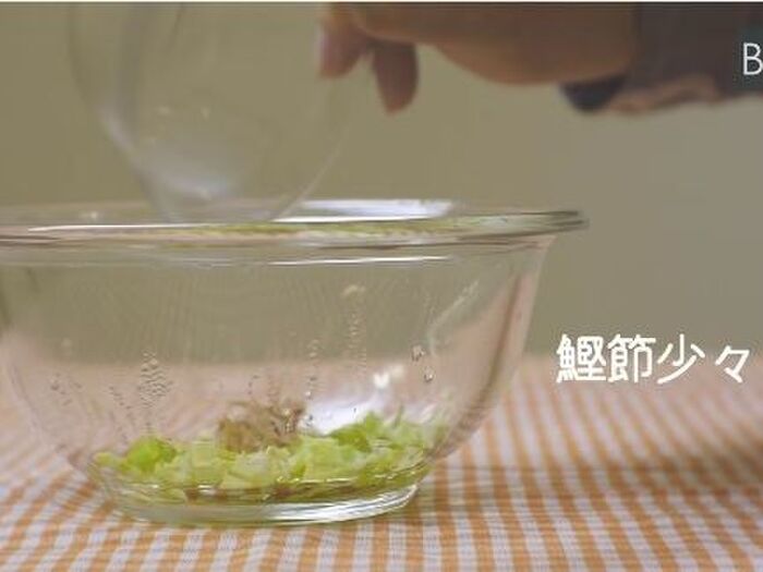 トーストアレンジレシピの作り方3 かつおぶしを加えます