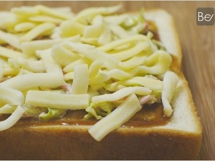 トーストアレンジレシピの作り方11 チーズをのせます