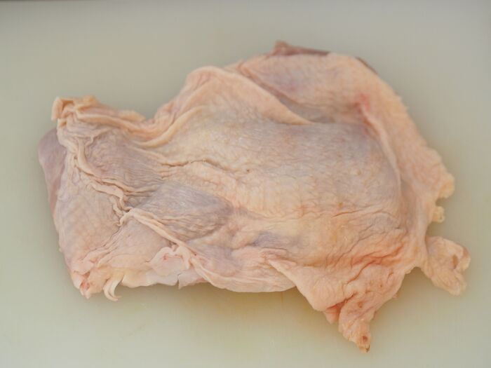 「皮つき鶏肉をキレイに切る方法」について