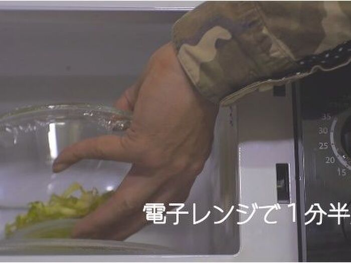 トーストアレンジレシピの作り方2 切ったキャベツを電子レンジで加熱します