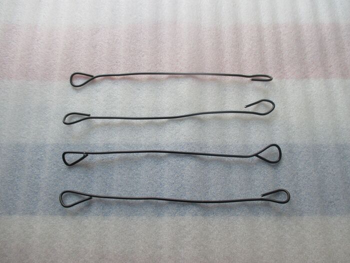 作り方①ワイヤーをカットして、両先端を輪っかにする。