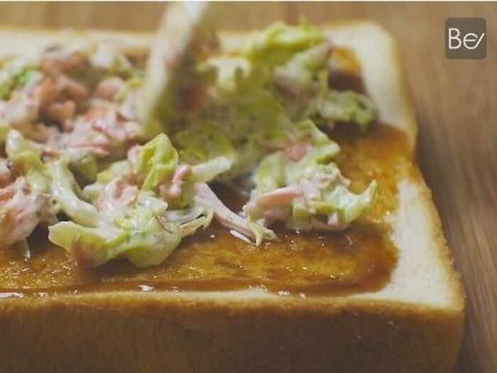 トーストアレンジレシピの作り方10 トーストに具材をのせます