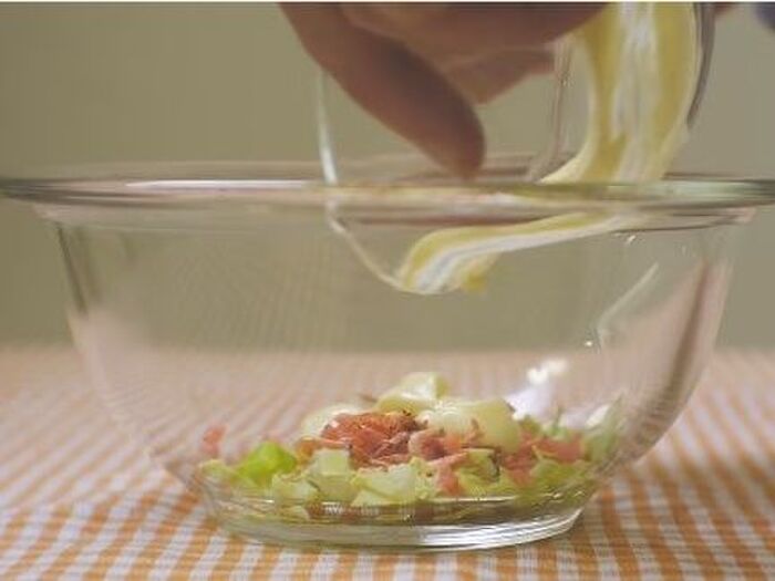 トーストアレンジレシピの作り方7 マヨネーズを加えます