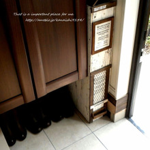 隙間にピッタリの傘立てで、スッキリ玄関スペースに ♪